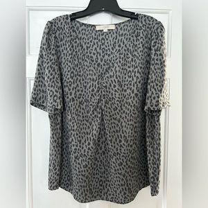 Short sleeves LOFT blouse gray/black animal print sz L EUC